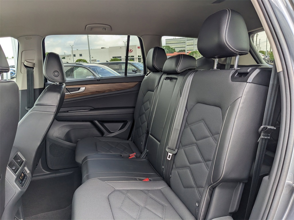 2024 Volkswagen Atlas 2.0T SE Technology Image 14 of 37