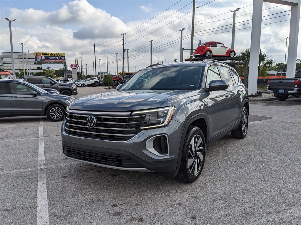 2024 Volkswagen Atlas 2.0T SE Technology Image 2 of 37