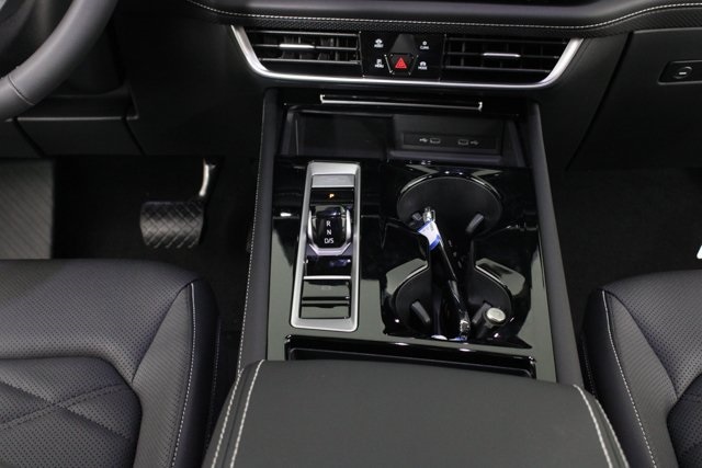 Vehicle image 15 of 21