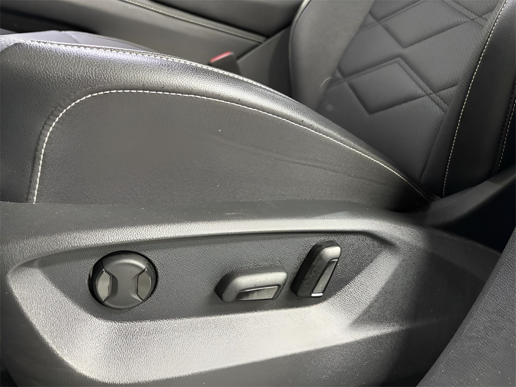 Vehicle image 21 of 28