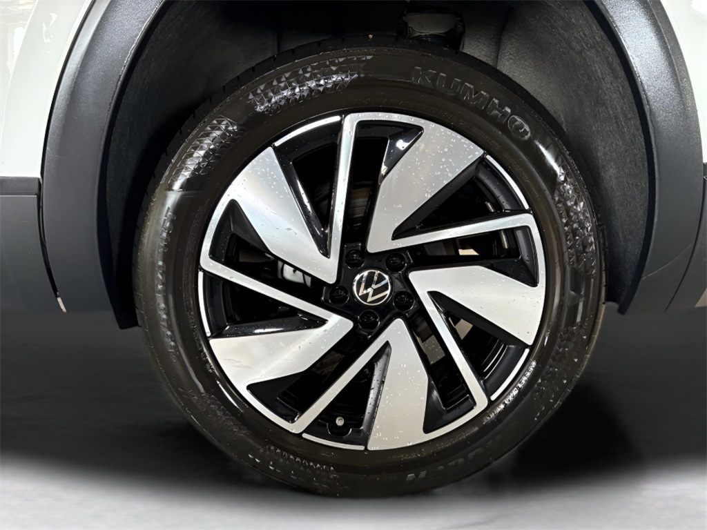 Vehicle image 11 of 28