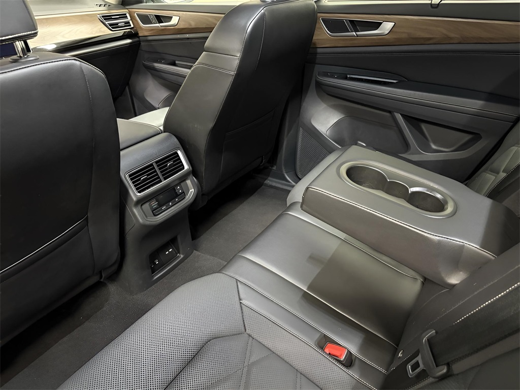 Vehicle image 25 of 28