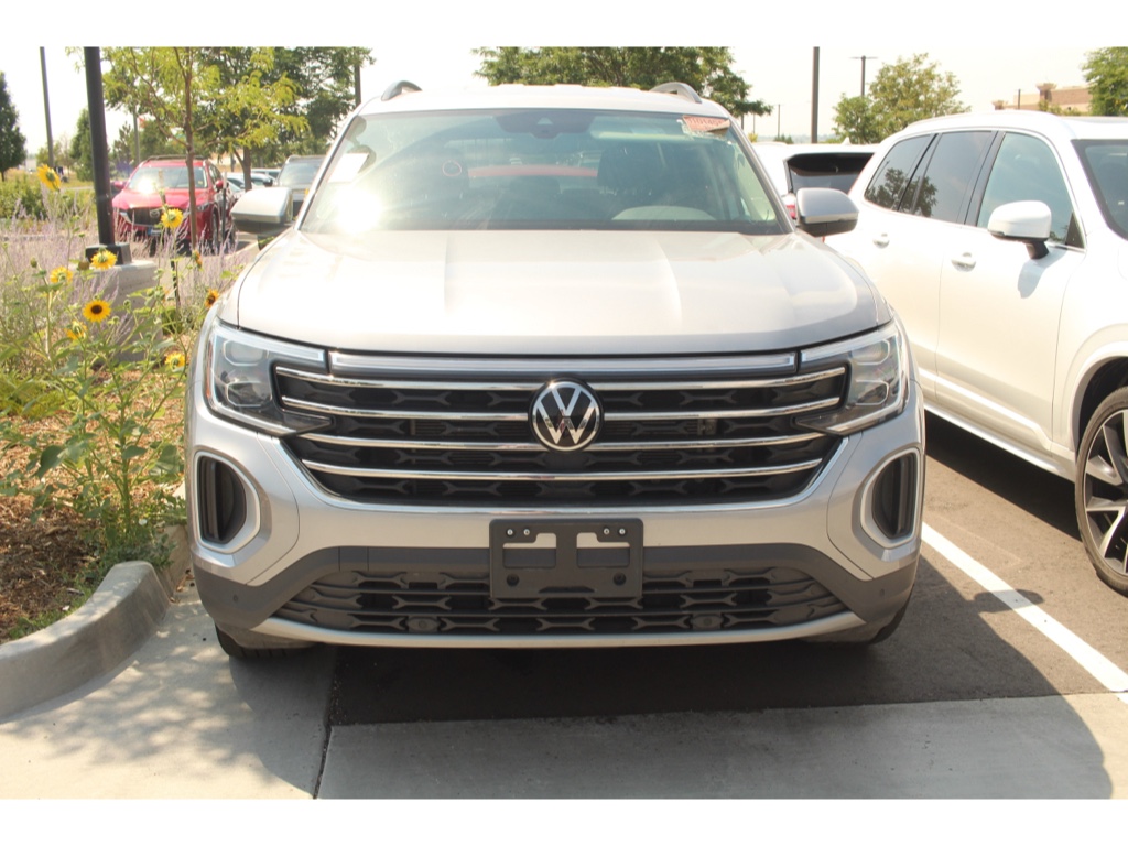 2024 Volkswagen Atlas 2.0T SE Technology Image 2 of 10