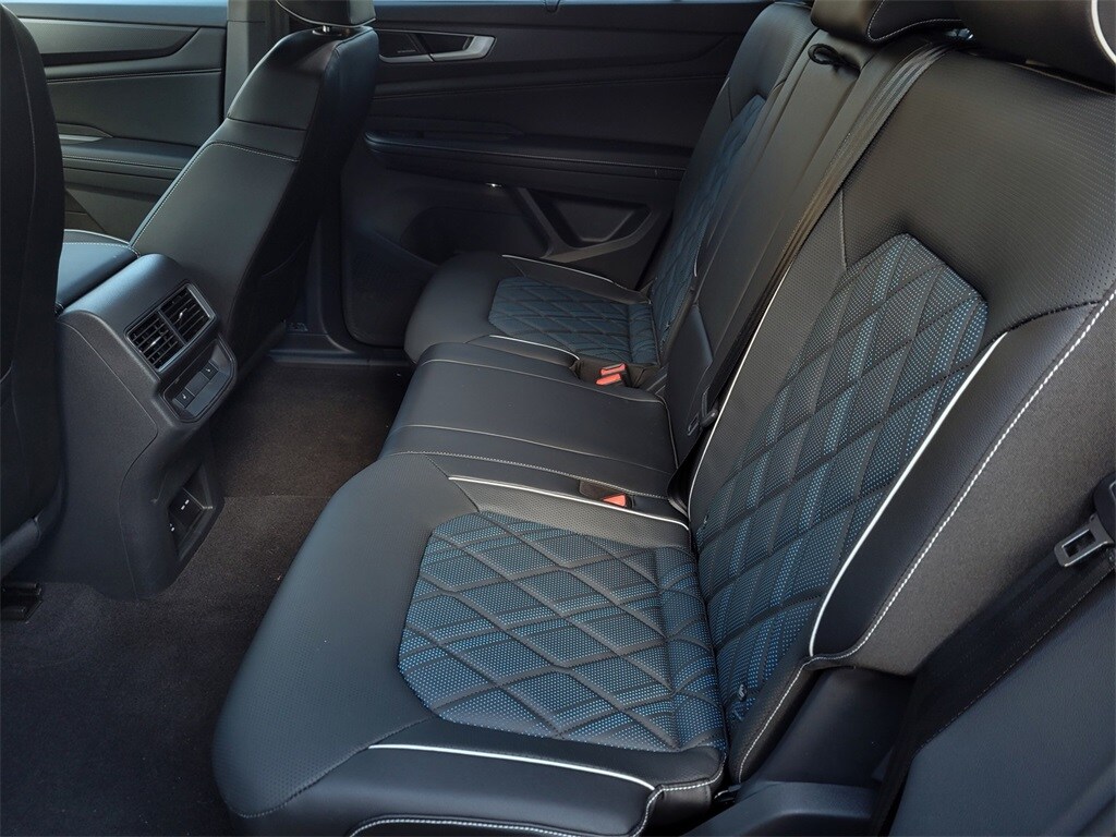 Vehicle image 4 of 6