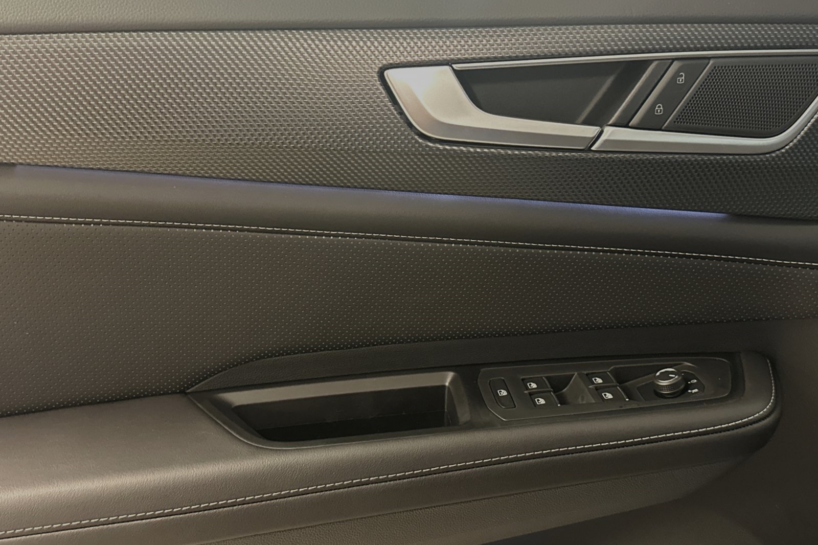 Vehicle image 10 of 27