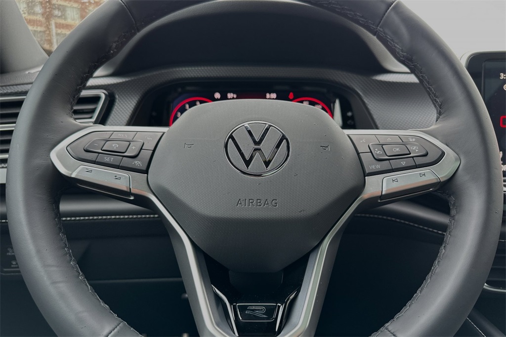 Vehicle image 21 of 23
