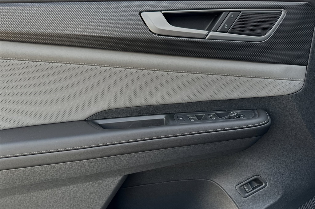 Vehicle image 8 of 23