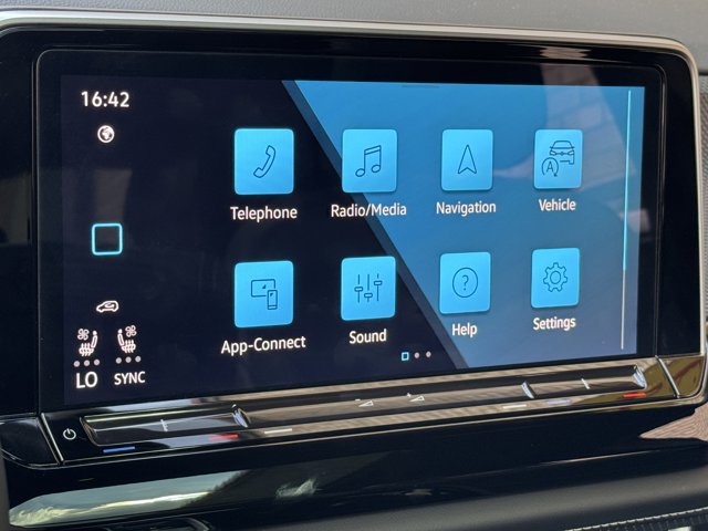 2024 Volkswagen Atlas Cross Sport 2.0T SEL R-Line Image 27 of 38