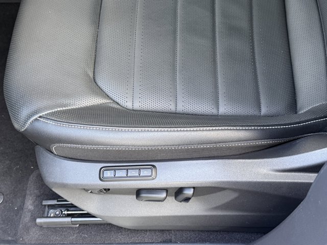 2024 Volkswagen Atlas Cross Sport 2.0T SEL R-Line Image 30 of 38