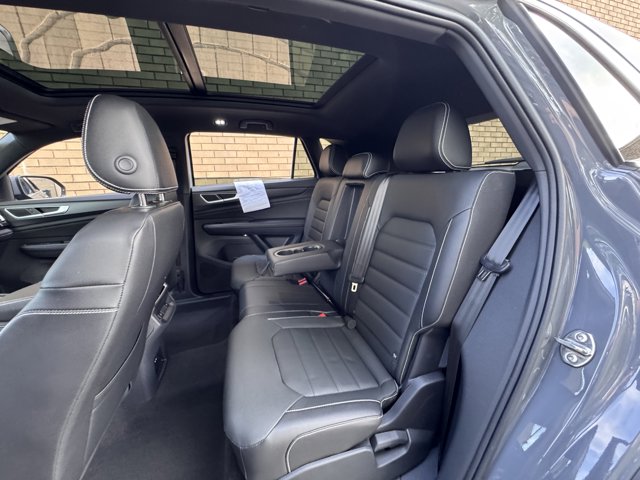 2024 Volkswagen Atlas Cross Sport 2.0T SEL R-Line Image 19 of 38