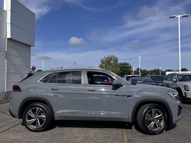 2024 Volkswagen Atlas Cross Sport 2.0T SEL R-Line Image 11 of 38