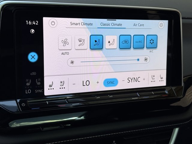 2024 Volkswagen Atlas Cross Sport 2.0T SEL R-Line Image 26 of 38