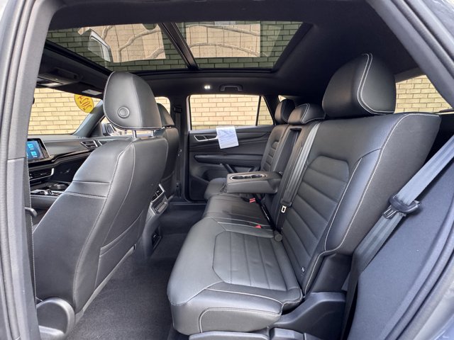 2024 Volkswagen Atlas Cross Sport 2.0T SEL R-Line Image 18 of 38