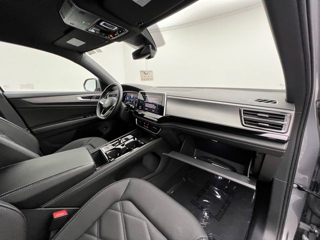 2024 Volkswagen Atlas Cross Sport 2.0T SE Technology Image 17 of 39