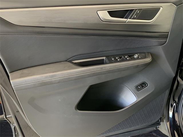 Vehicle image 27 of 43