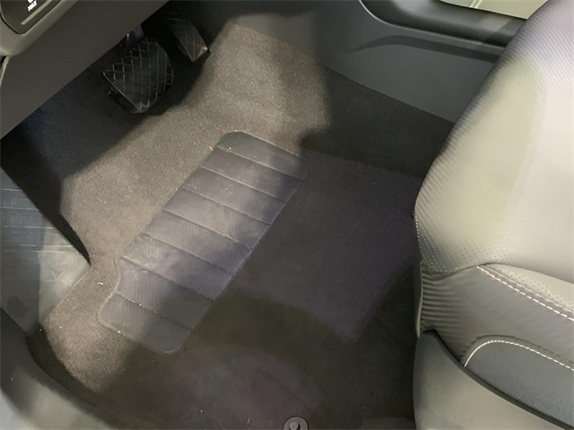 Vehicle image 40 of 43