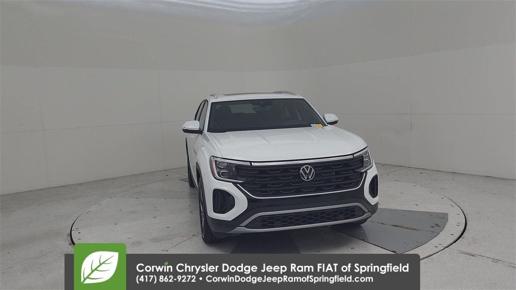 2024 Volkswagen Atlas Cross Sport 2.0T SE Technology Image 5 of 36