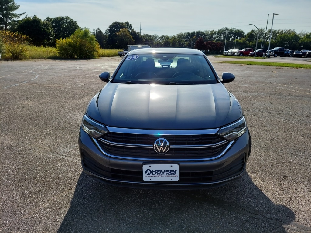 2024 Volkswagen Jetta SE Image 2 of 40