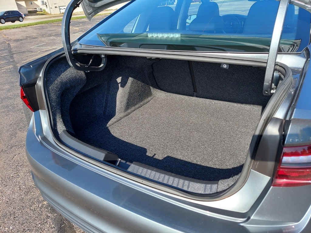 2024 Volkswagen Jetta SE Image 10 of 40