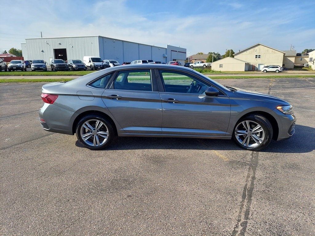 2024 Volkswagen Jetta SE Image 4 of 40