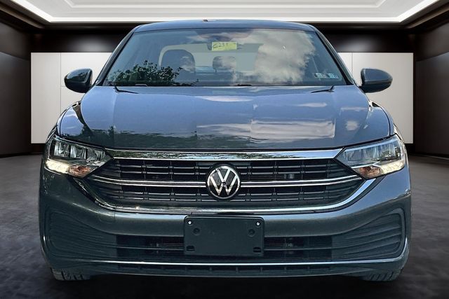 2024 Volkswagen Jetta SE Image 2 of 34