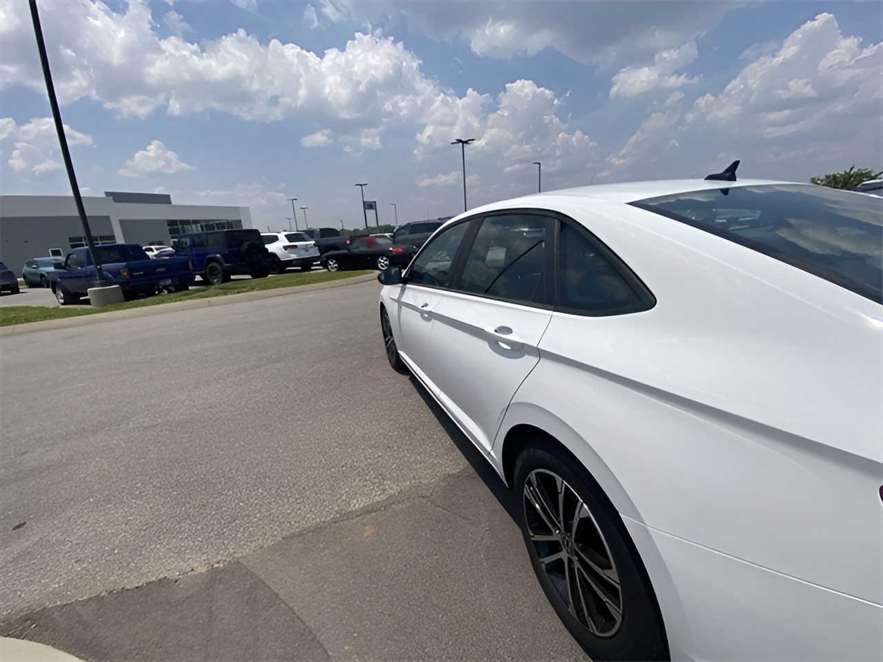 Vehicle image 19 of 25
