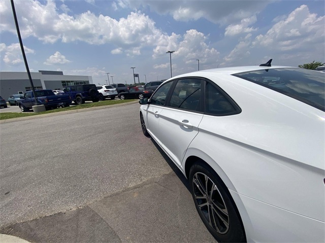 Vehicle image 5 of 25