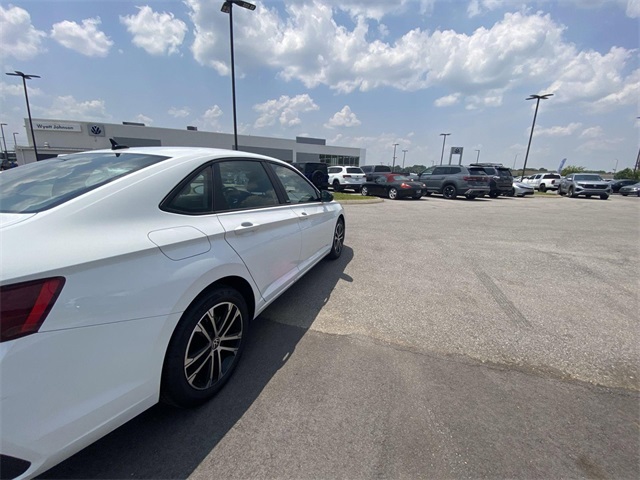 Vehicle image 7 of 25