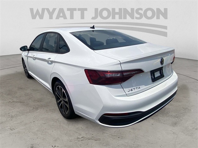 Vehicle image 10 of 25