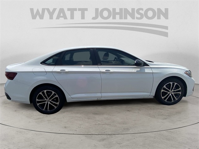 Vehicle image 6 of 25