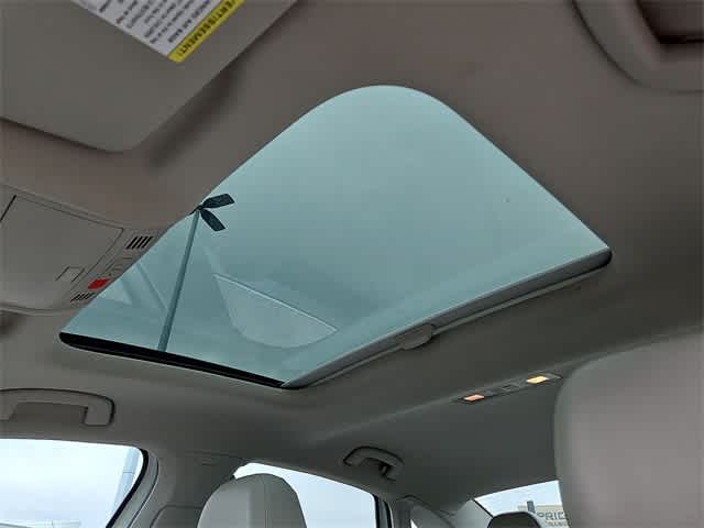 Vehicle image 21 of 31