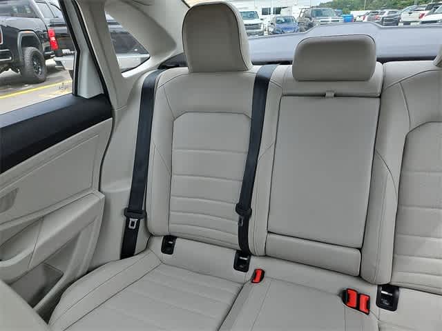 Vehicle image 10 of 31
