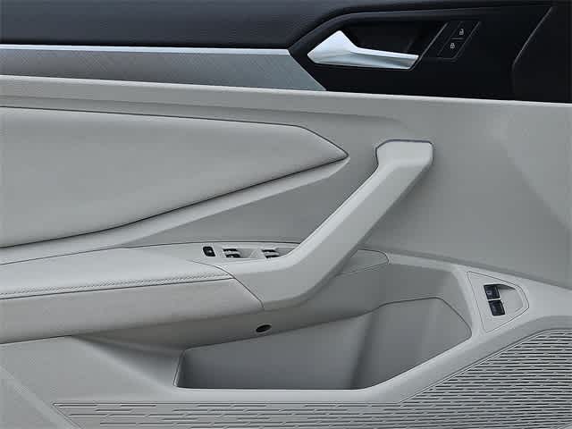 Vehicle image 22 of 31