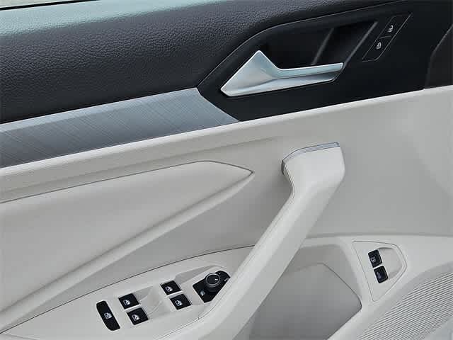 Vehicle image 23 of 31