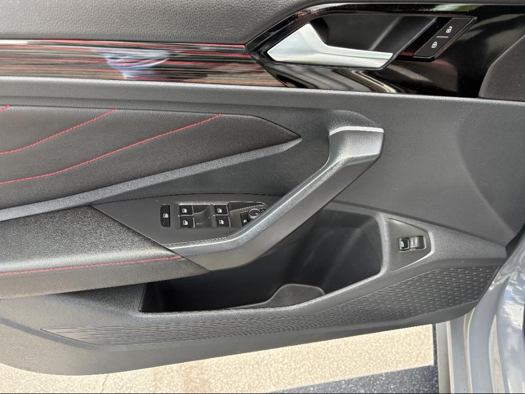 Vehicle image 21 of 24
