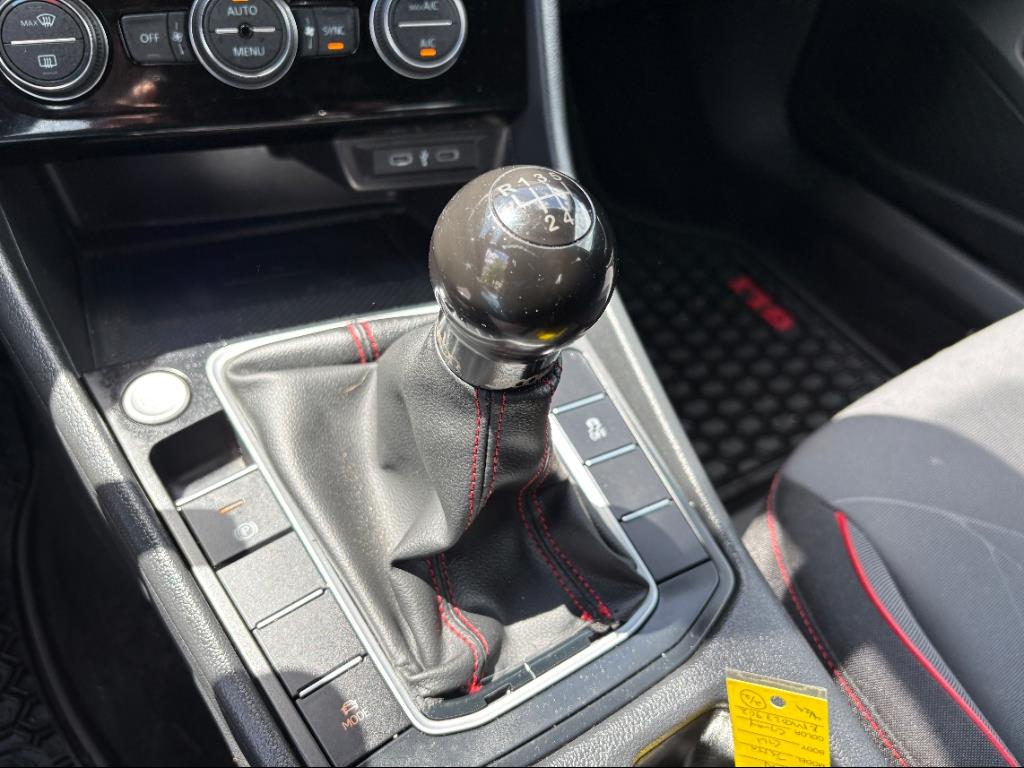 Vehicle image 22 of 24