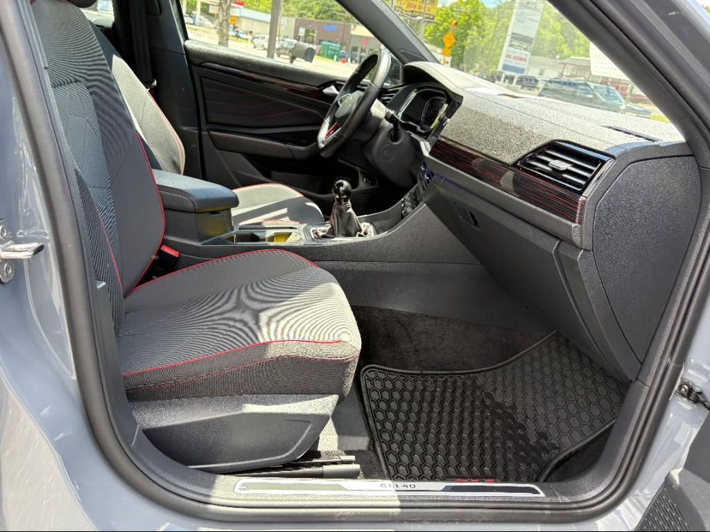 Vehicle image 16 of 24