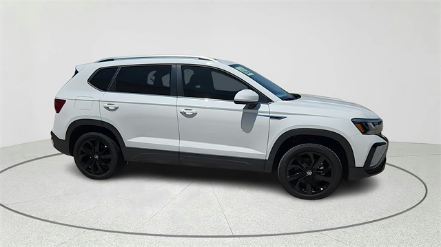 2024 Volkswagen Taos SE Image 2 of 50