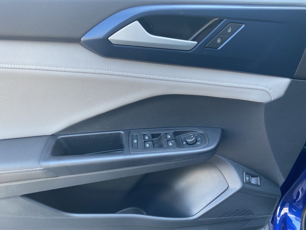 Vehicle image 23 of 33