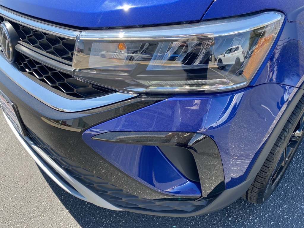 Vehicle image 27 of 33