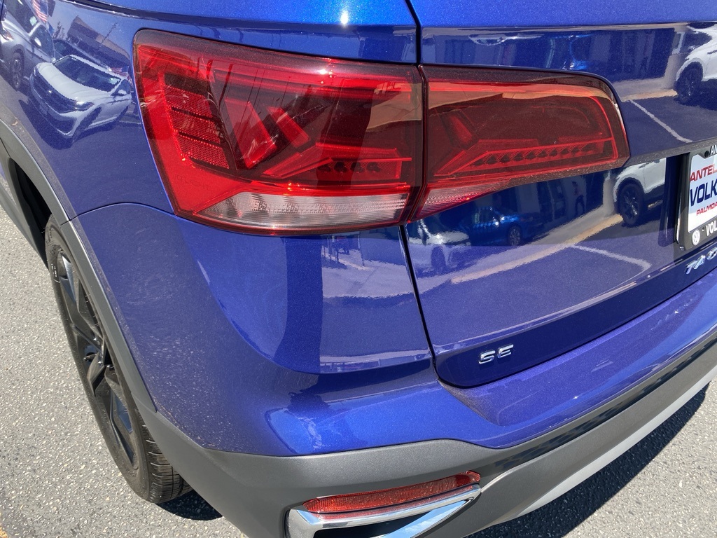 Vehicle image 28 of 33