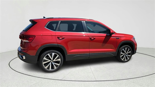 2024 Volkswagen Taos SE Image 4 of 32