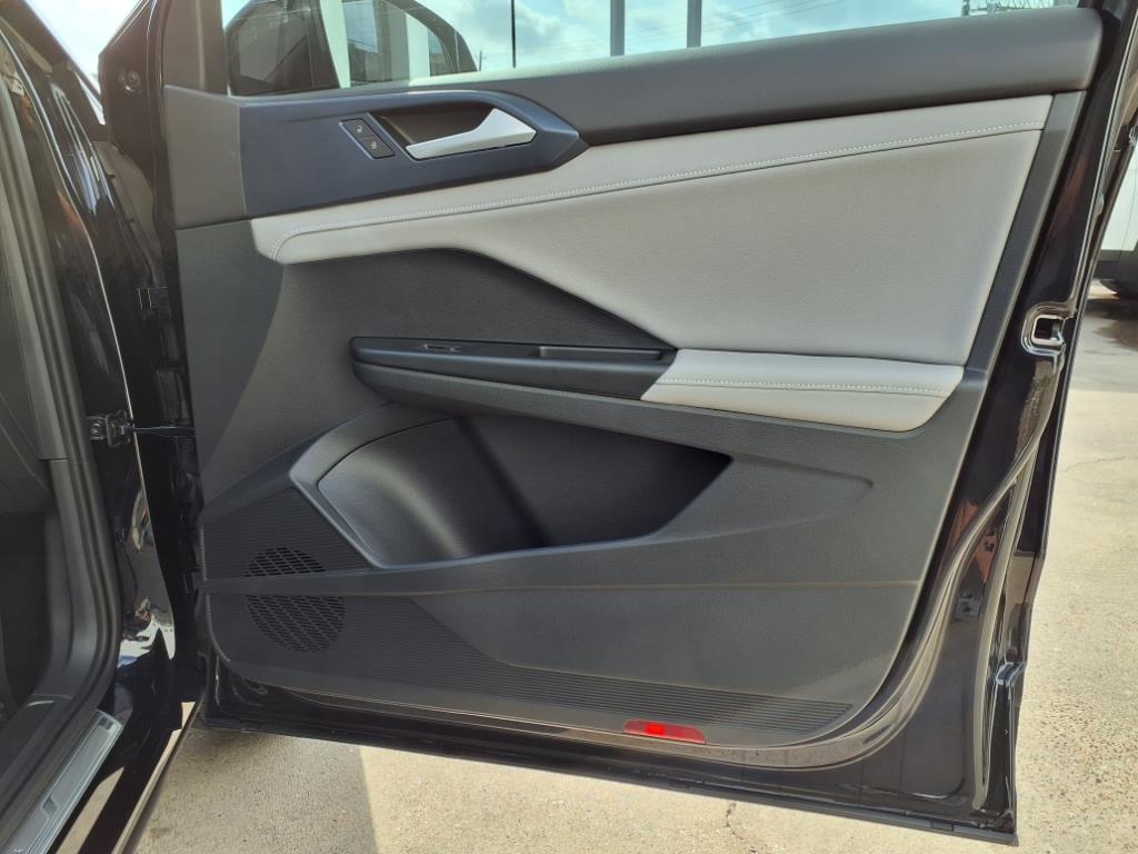 Vehicle image 10 of 20