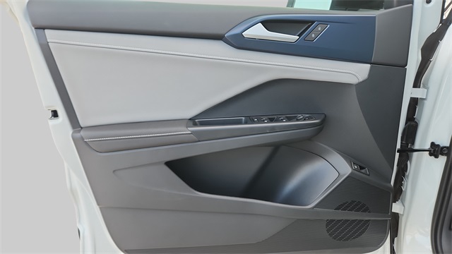 2024 Volkswagen Taos SE Image 32 of 50