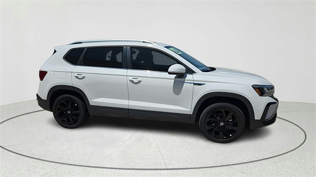 2024 Volkswagen Taos SE Image 2 of 50