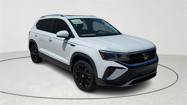 2024 Volkswagen Taos SE Image 3 of 50