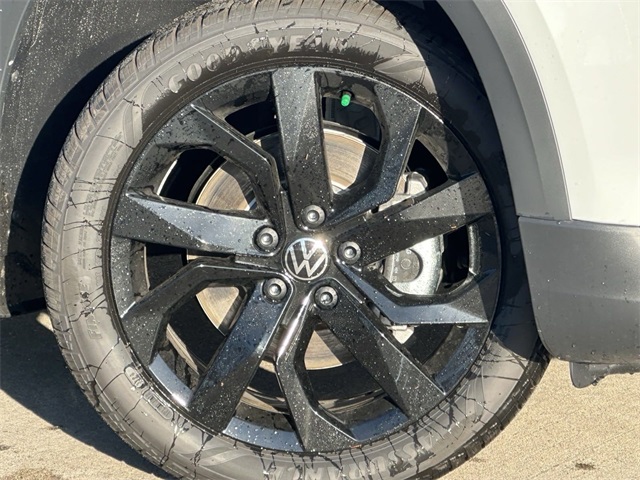 2024 Volkswagen Taos SE Black Image 8 of 17