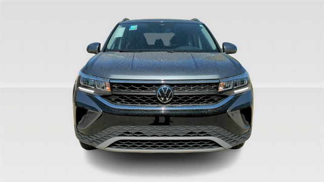 2024 Volkswagen Taos SE Image 2 of 24