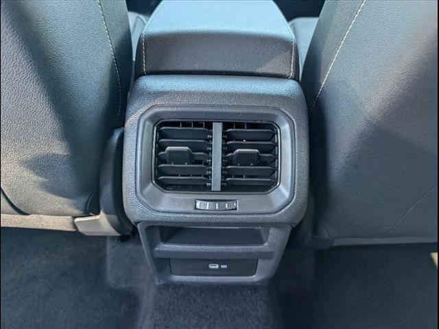 Vehicle image 17 of 23