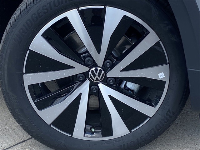 2024 Volkswagen Taos SE Image 8 of 24